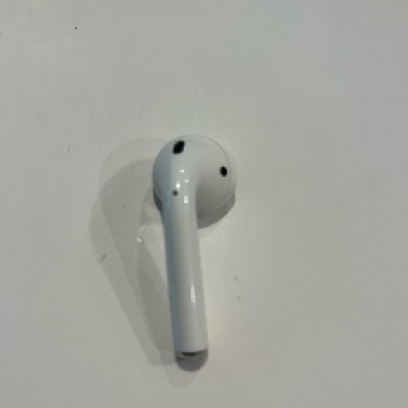 Apple AirPods and case- missing left airpod - Picture 4 of 7